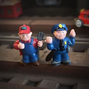 2006 Maxim Fireman & Construction Figures For Wood Train Set A20